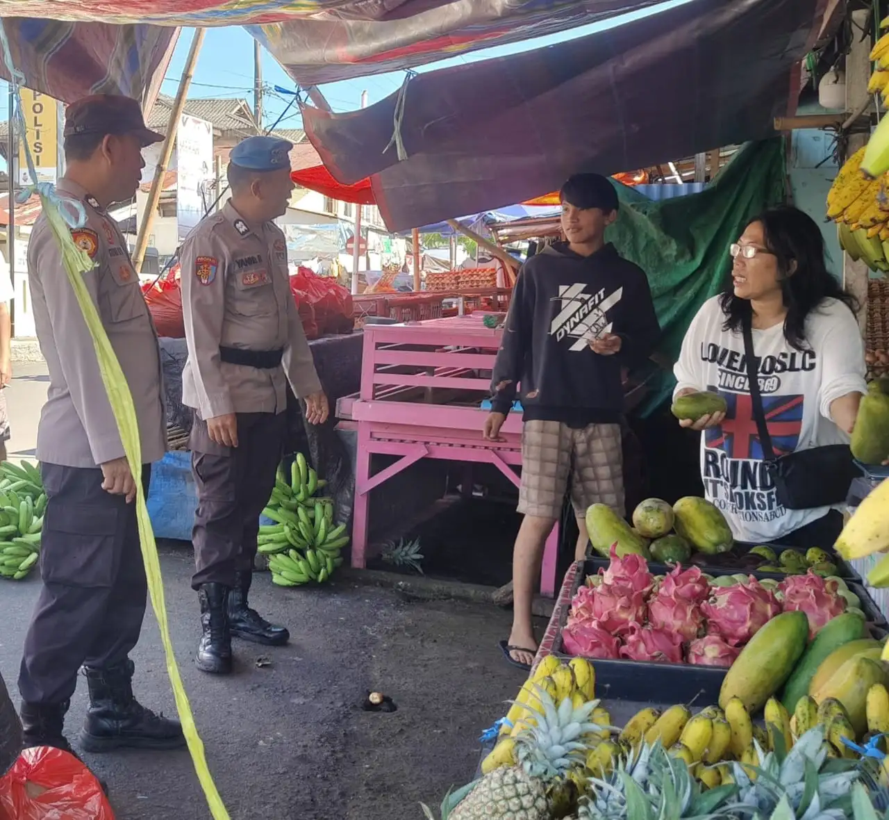 Dekat dengan Warga, Polsek Tondano Gelar Patroli Dialogis di Pasar dan Pangkalan Ojek